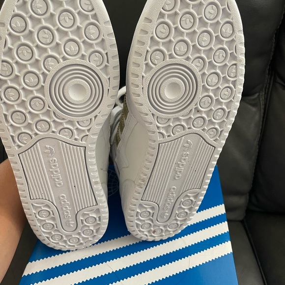 Adidas Forum size 8 (Like New in Box) only tried on inside the house - Picture 3 of 5